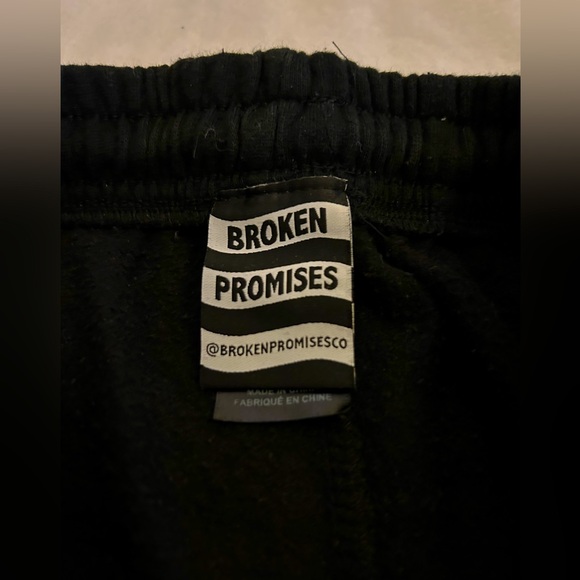 Emotional by broken promises - Picture 5 of 6